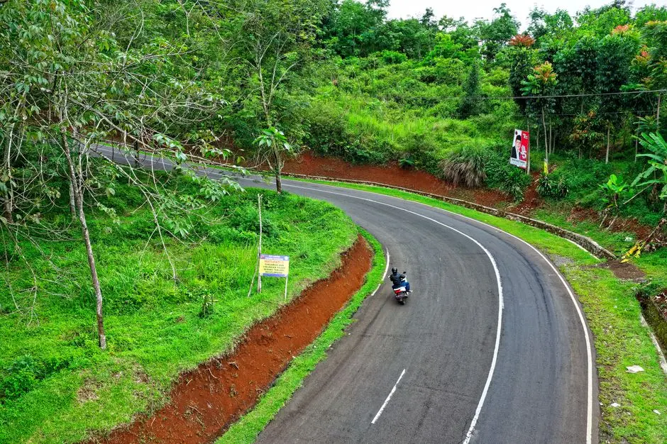 Jalan menuju destinasi wisata yang mudah dijangkau dari Pattallassang
